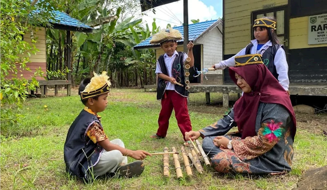 Kisah Guru SD Melalui Jalan Terjal Demi Mengajar 3 Murid