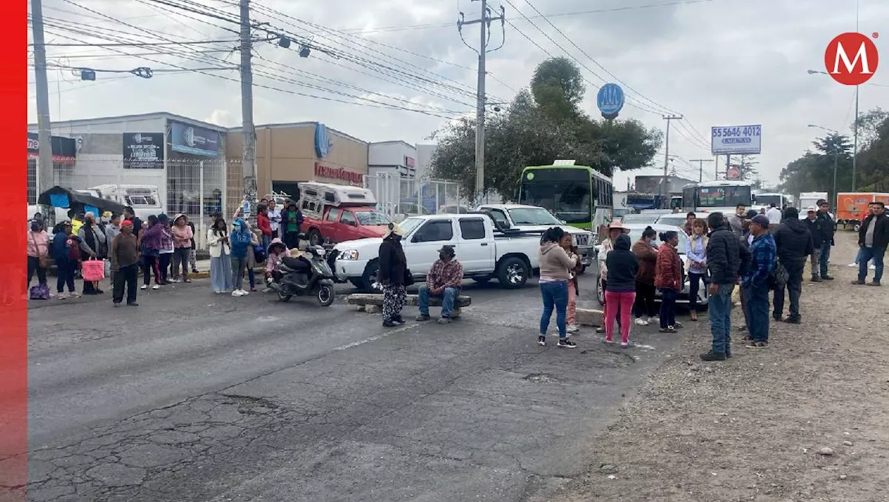 Bloquean boulevard Aeropuerto en Toluca; vecinos exigen agua potable