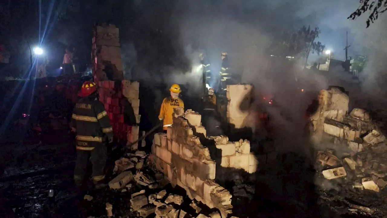 Fuerte incendio consume 4 tejabanes en García, NL; no reportan heridos