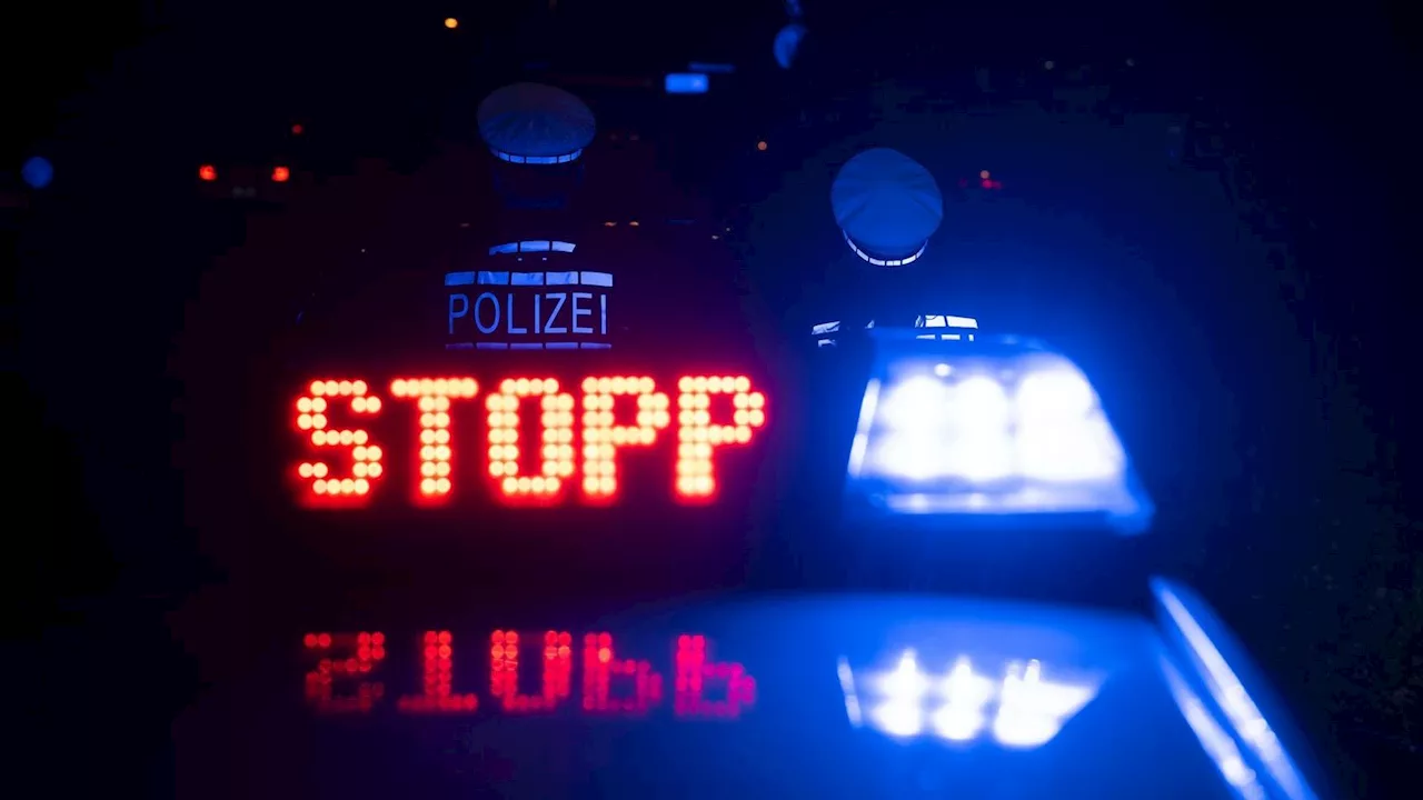 Autofahrer will Polizei austricksen – und kracht gegen Baum