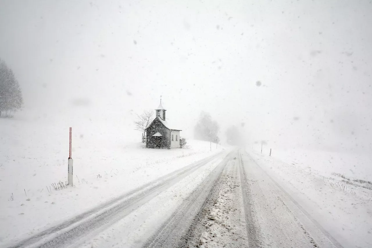 Schneefall in Bayern - Unfälle und Bahnbehinderungen