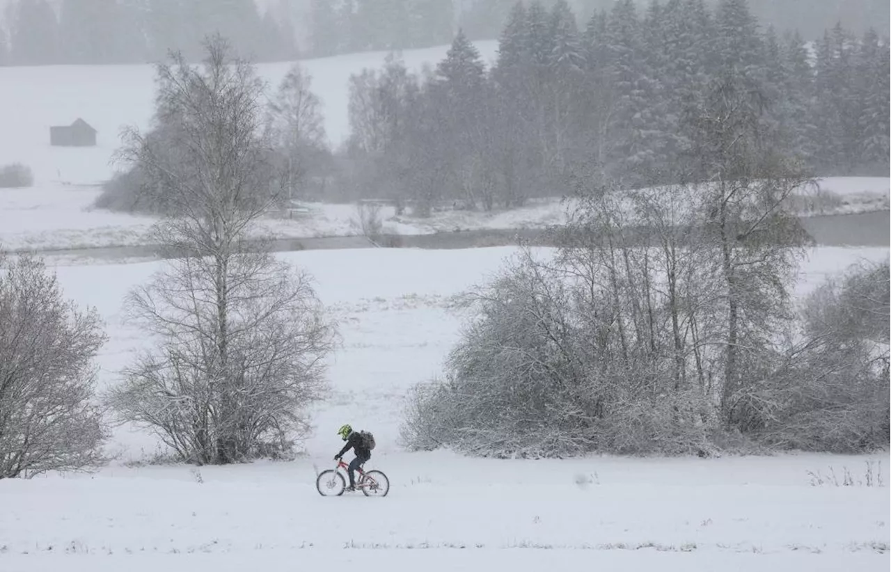 Winterwetter in Bayern: Schneeschauer und Glätte sorgen für gefährliche Straßen