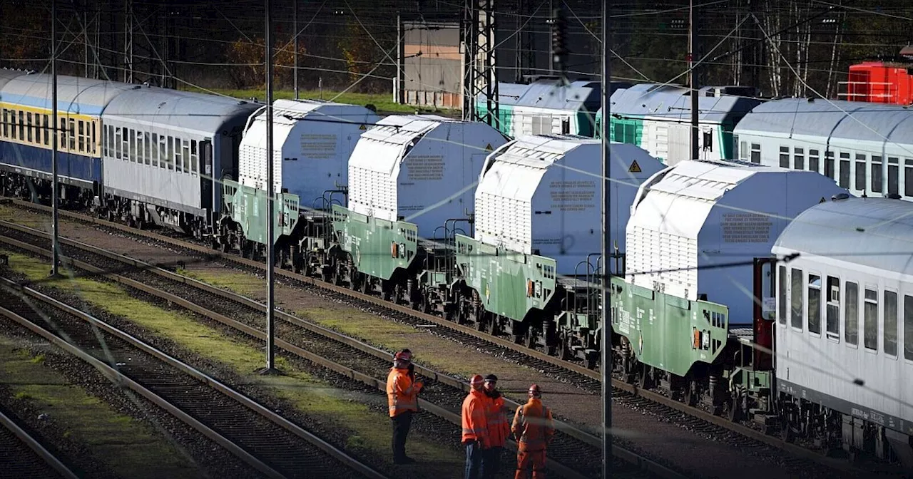 Nach vier Jahren: Ein Castor-Zug rollt durch Deutschland