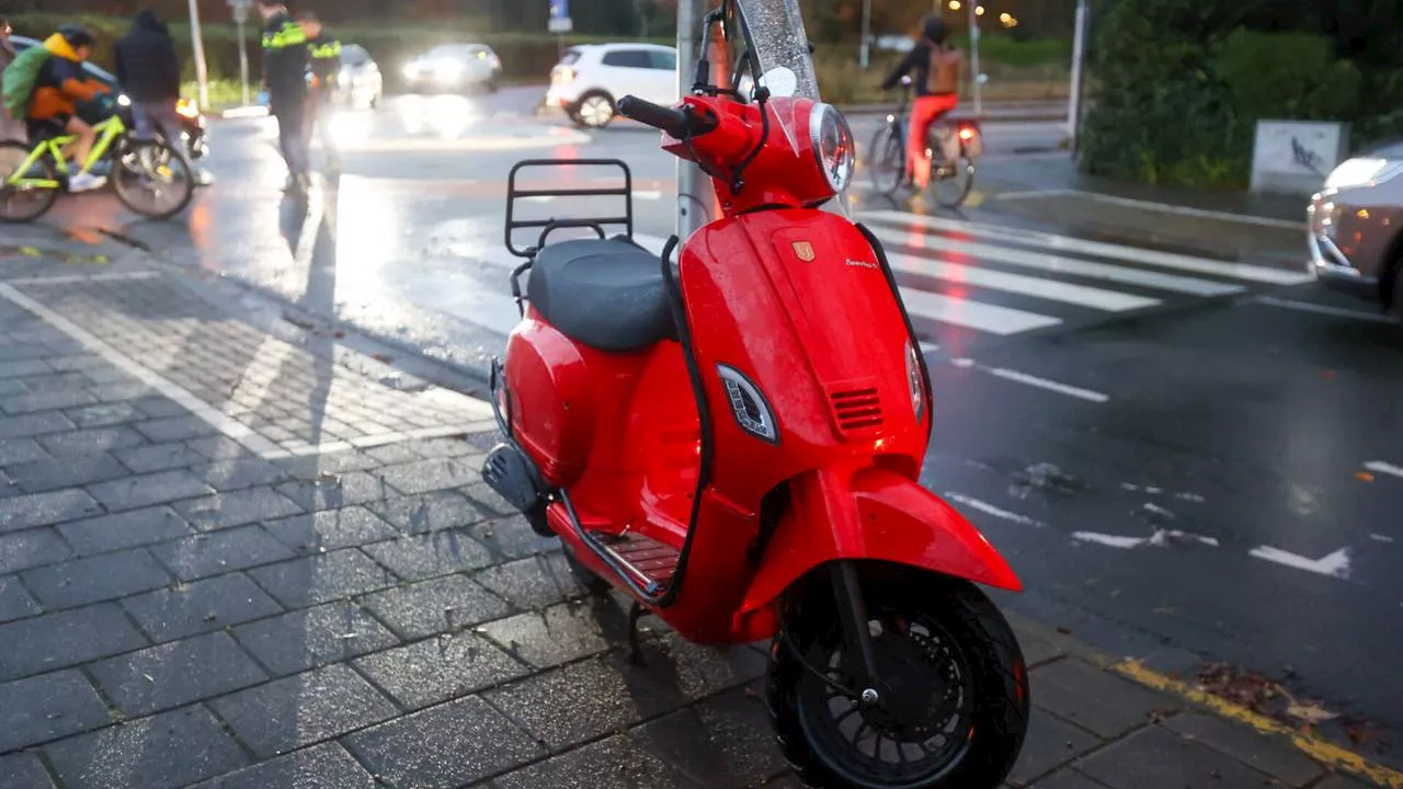 112-nieuws: drie auto's botsen in Geldrop • vrouw op scooter aangereden