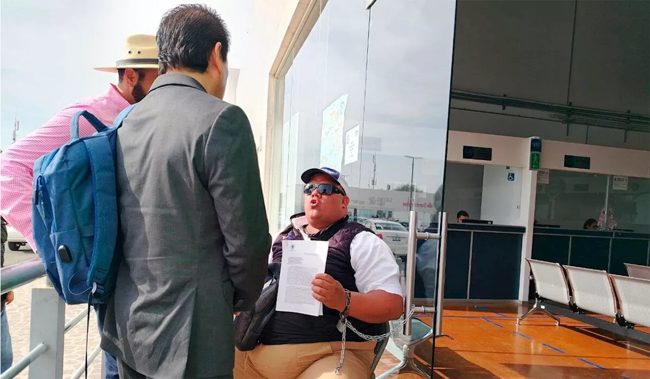 Ex empleado estatal se encadena a Plaza Galerías de León; exige reunión con Libia García