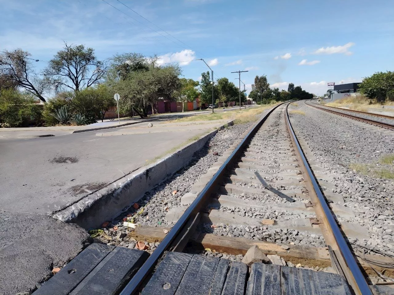 Zanjas en vías del tren ponen en riesgo a automovilistas de Salamanca