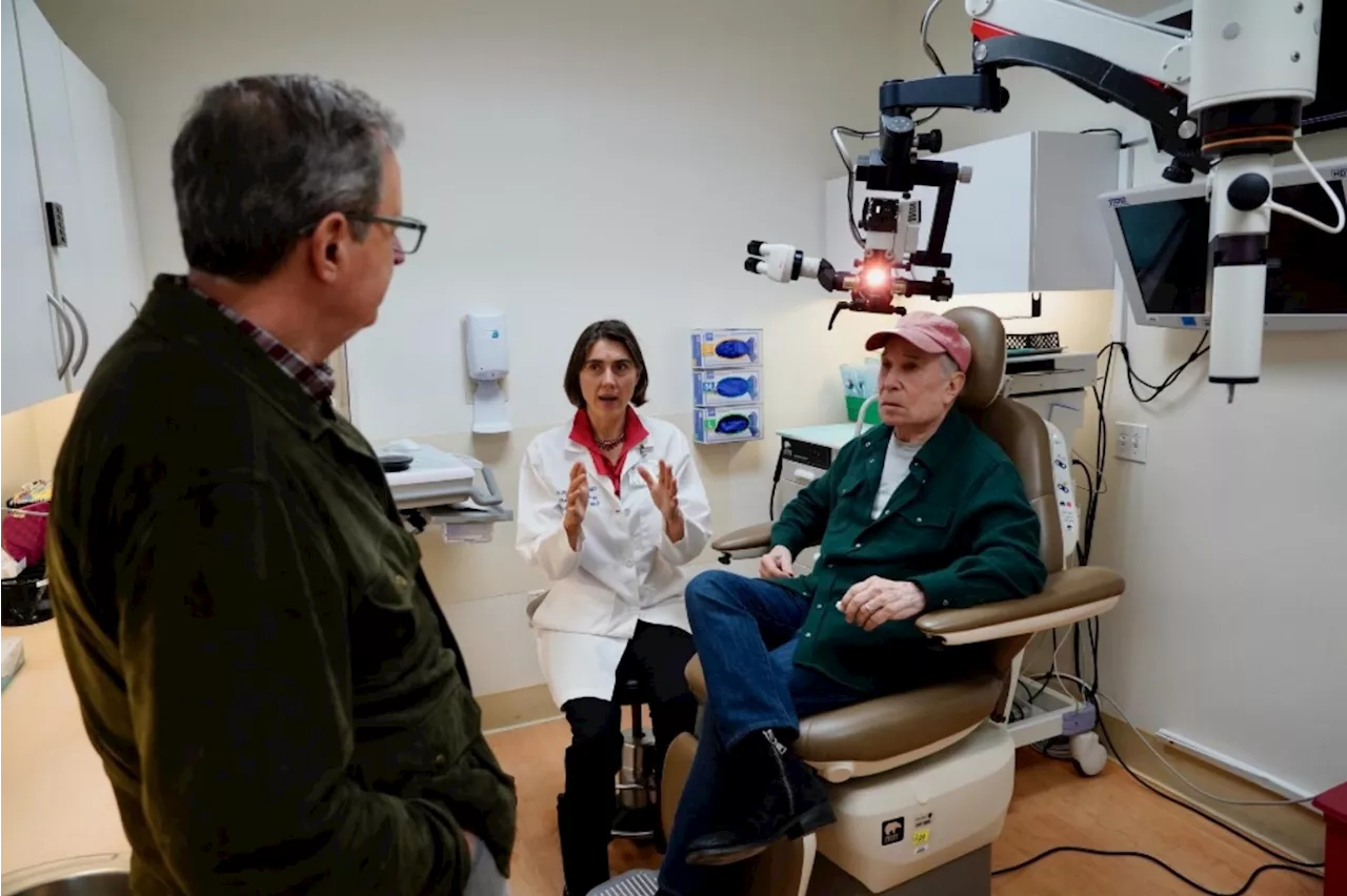 Paul Simon Meets Scientists Studying Zebrafish, Mice to Help Reverse His Hearing Loss