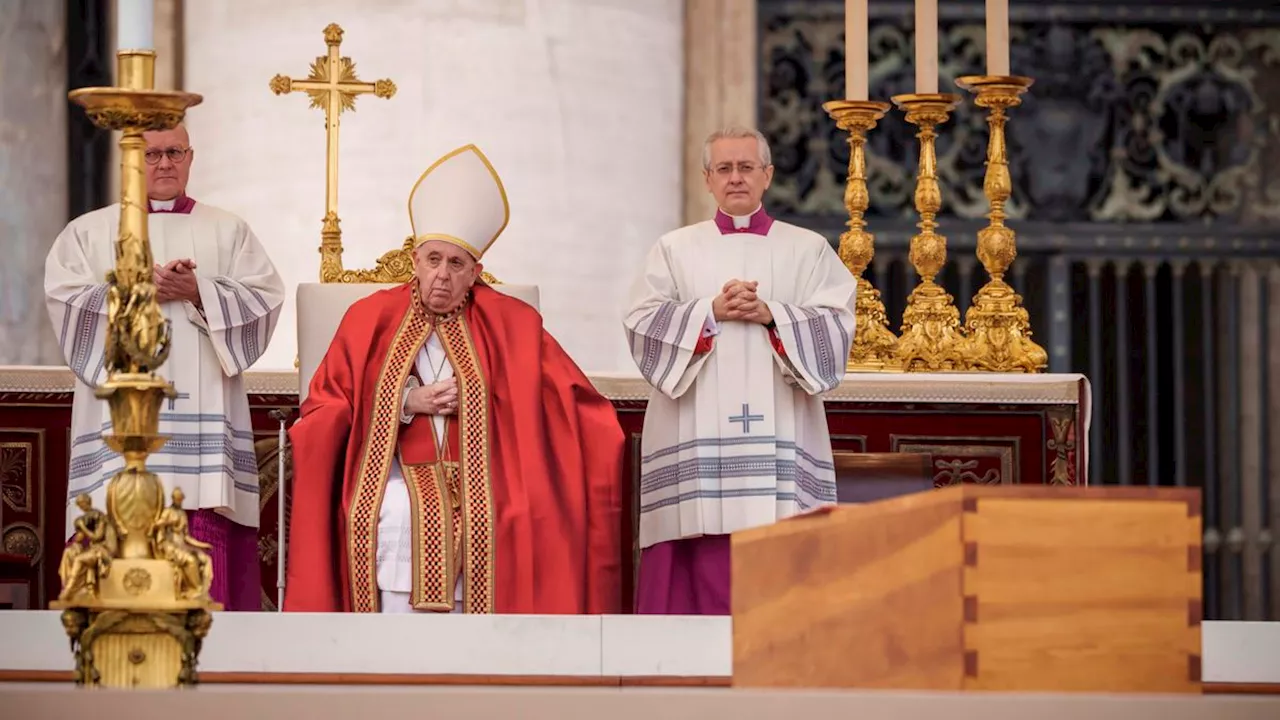 Weniger Pomp: Papst Franziskus vereinfacht Regeln für päpstliche Bestattungen