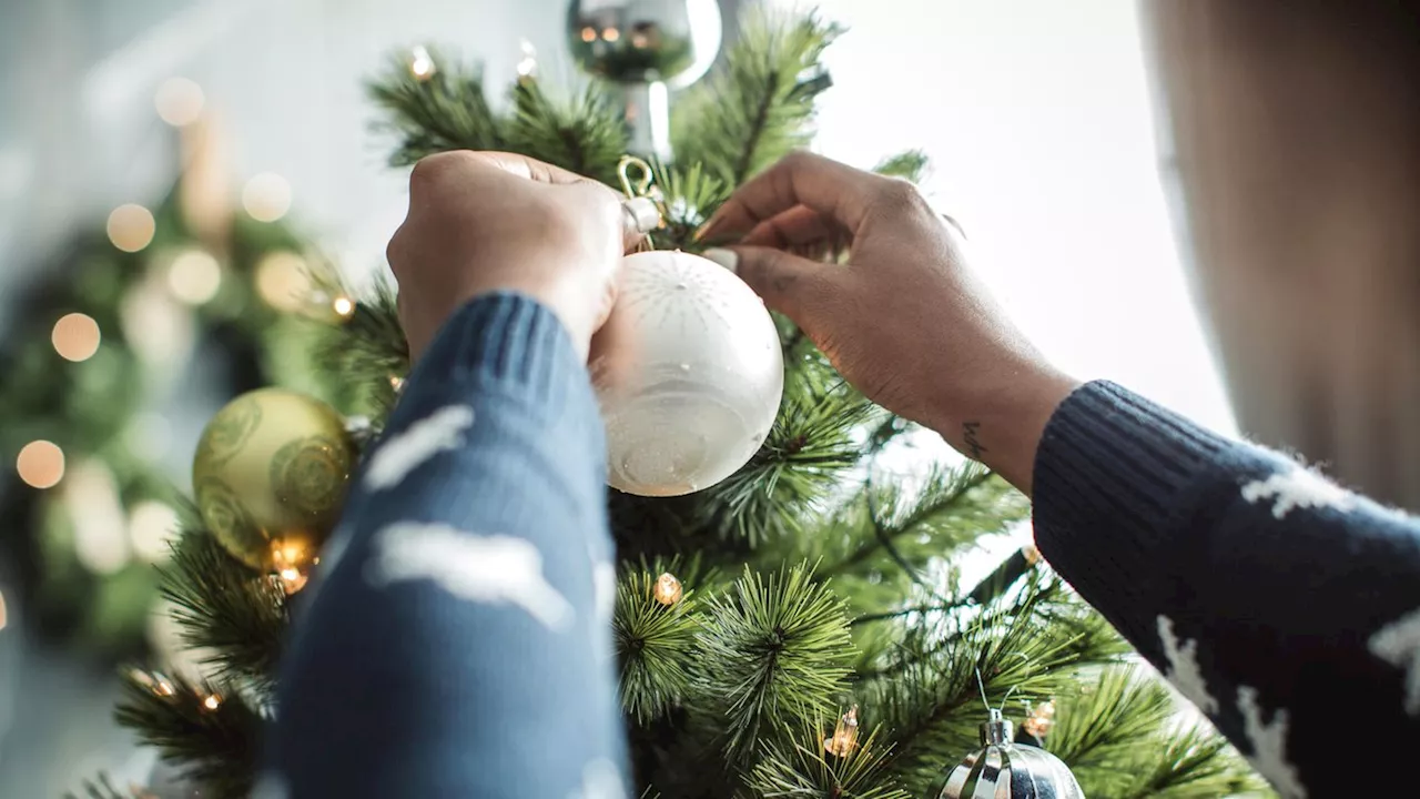 Weihnachtsbaum schmücken: So wird es im Wohnzimmer festlich