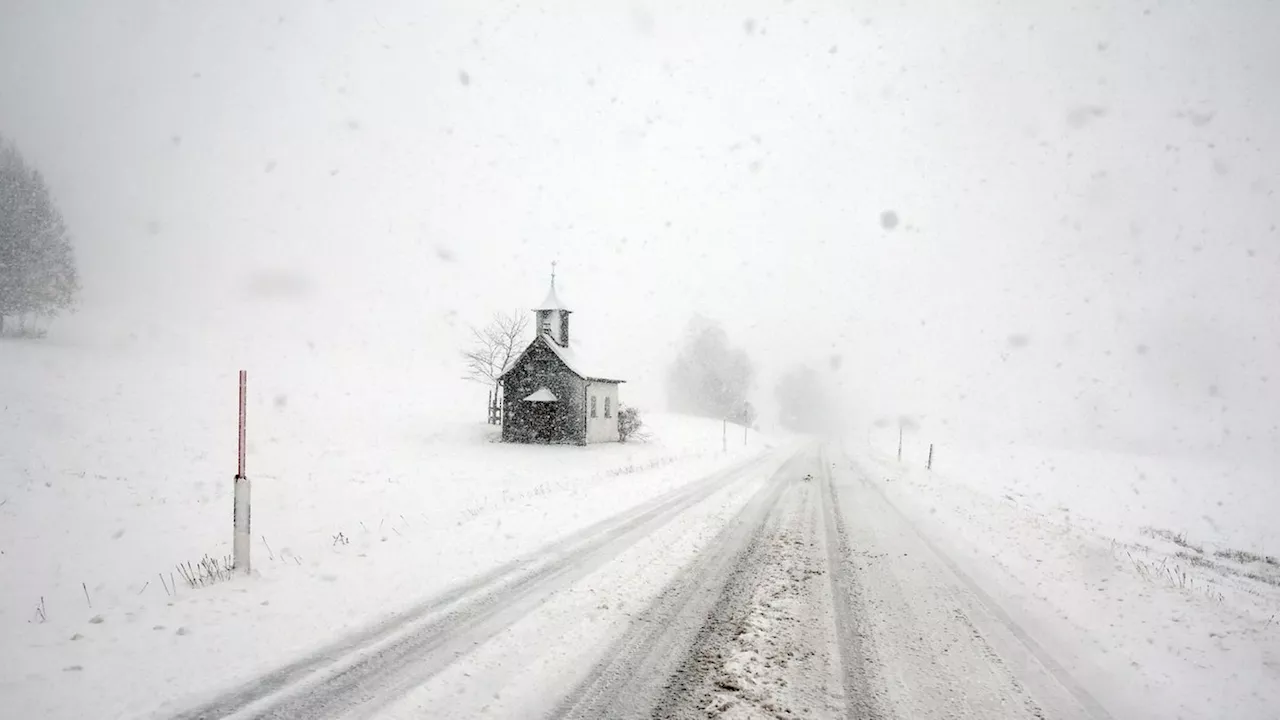 Wetter: Schneefall in Bayern - Unfälle und Bahnbehinderungen