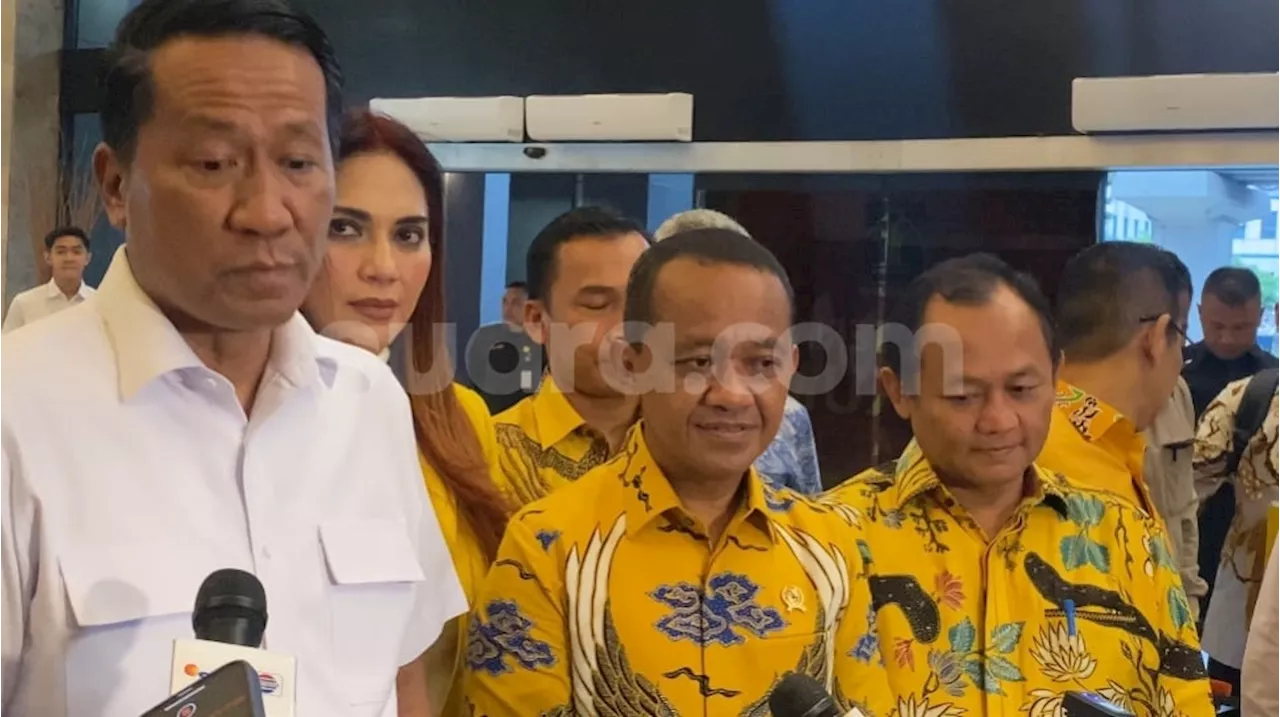 Diserahkan Langsung Menkum Supratman, Bahlil Terima SK Kepengurusan Partai Golkar Periode 2024-2029