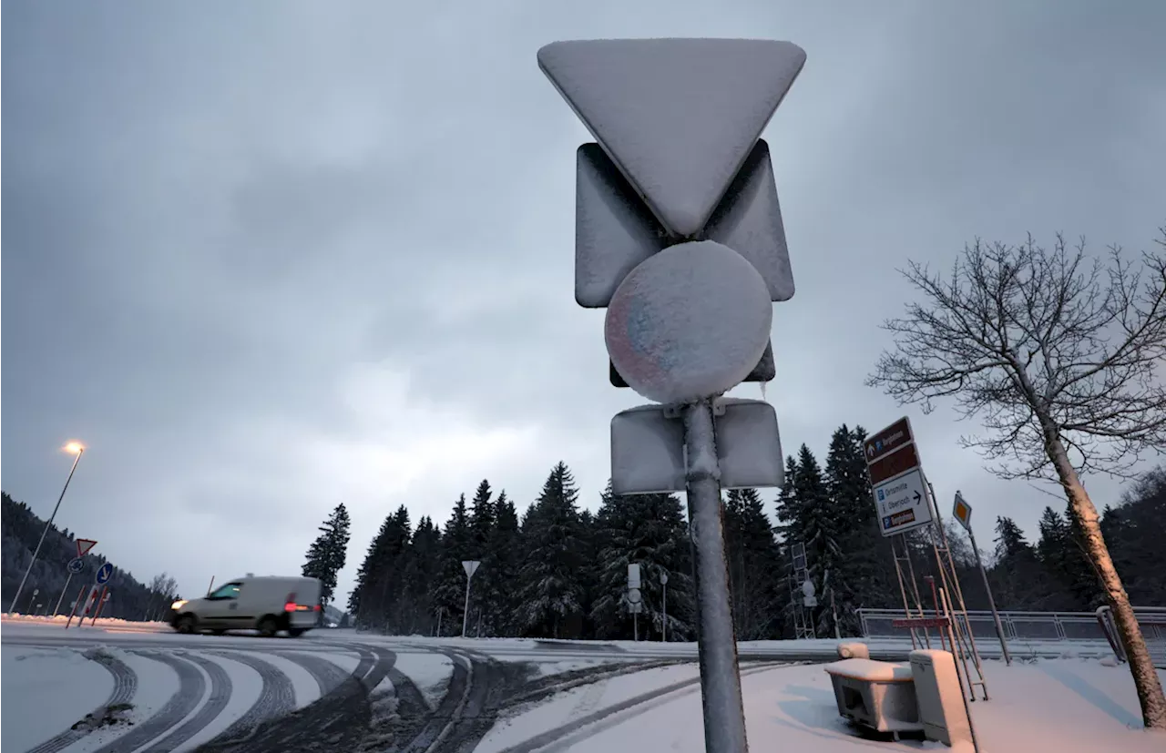 Unfälle wegen Schnee und Glätte in Bayern - Polizei ruft zu Vorsicht auf