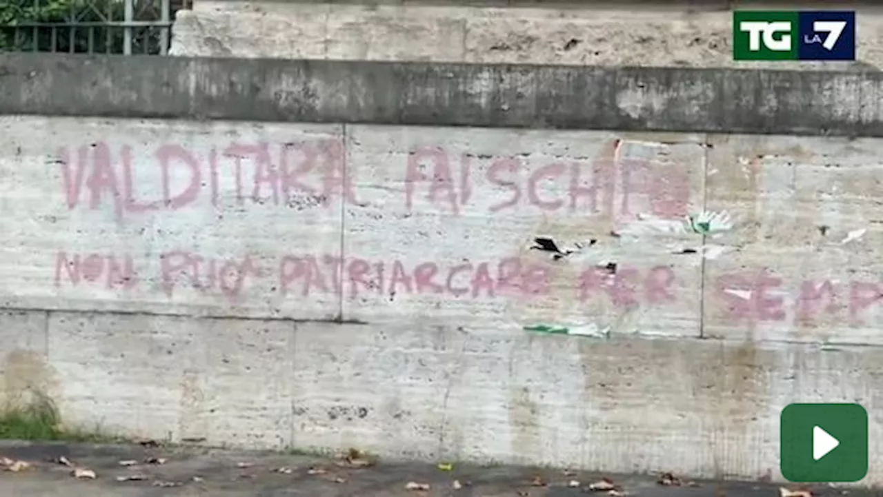 Femminicidi e patriarcato: scritte contro Valditara davanti al ministero dell'Istruzione