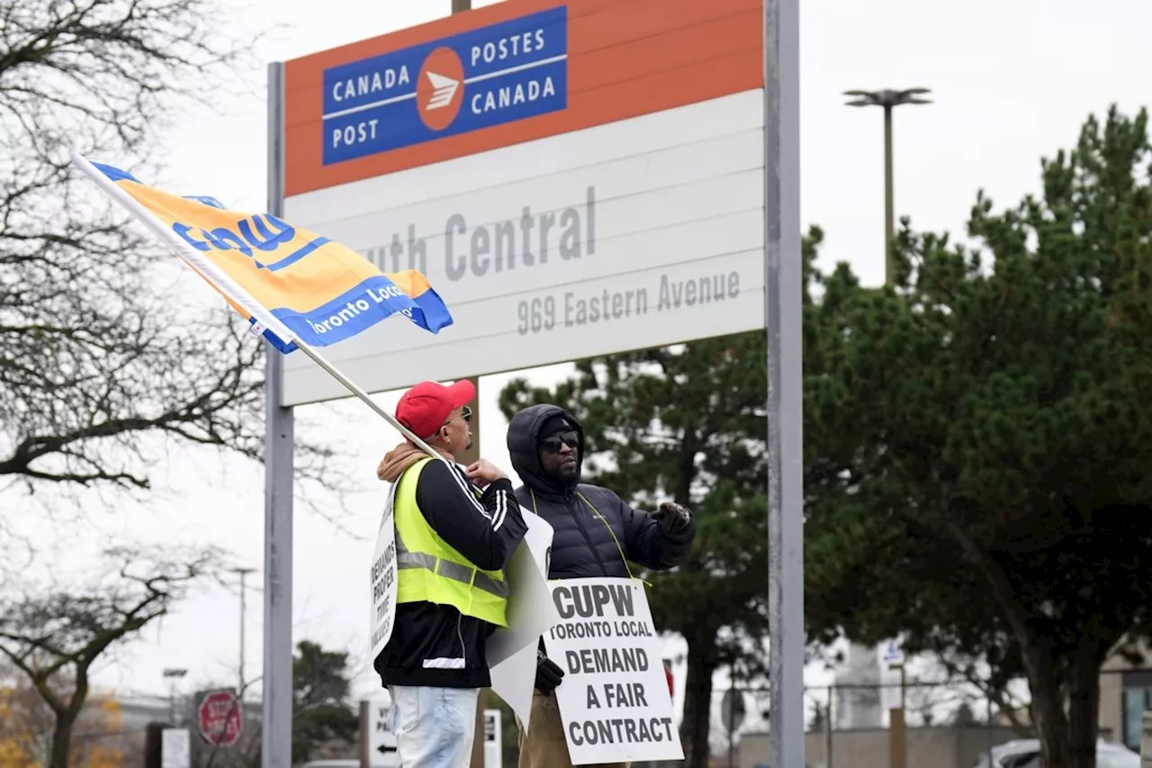 Canadians favour government intervention in Canada Post, port labour disputes: poll