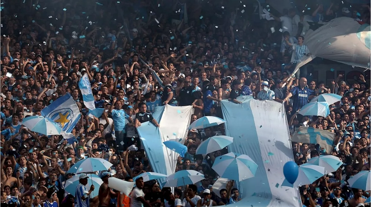 Racing viaja a Paraguay y los hinchas organizaron un gran banderazo para despedir al equipo