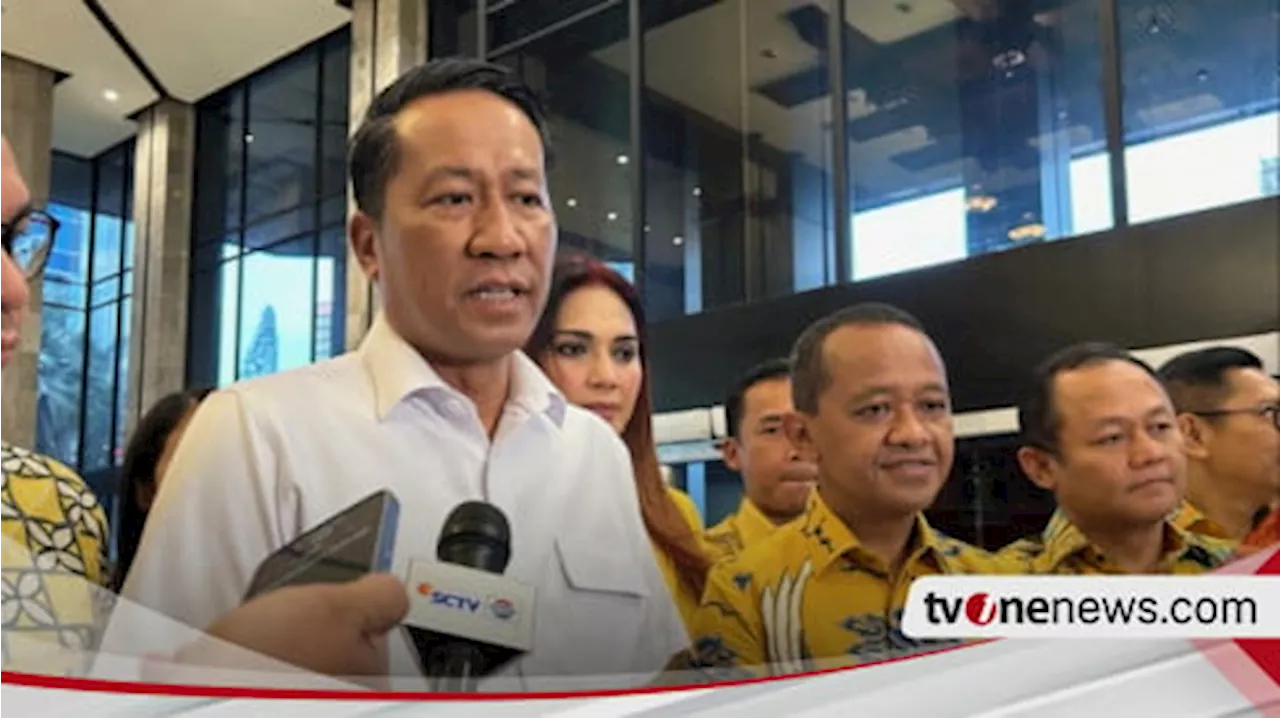 Menkum Supratman Serahkan SK Kepengurusan Lengkap Partai Golkar ke Bahlil Lahadalia