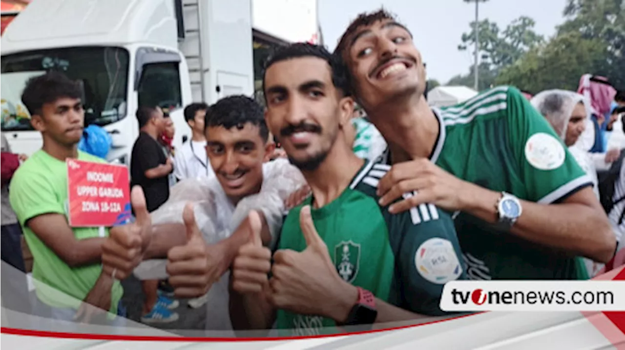 Pengakuan Suporter Arab Saudi Sempatkan Shalat di SUGBK, Meski Green Falcons Mulai Ditekuk Timnas Indonesia