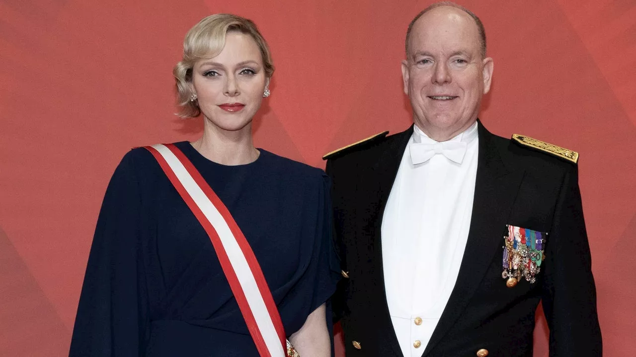 Charlene di Monaco con l'abito blu notte guida la parata fashion al gala per la festa nazionale