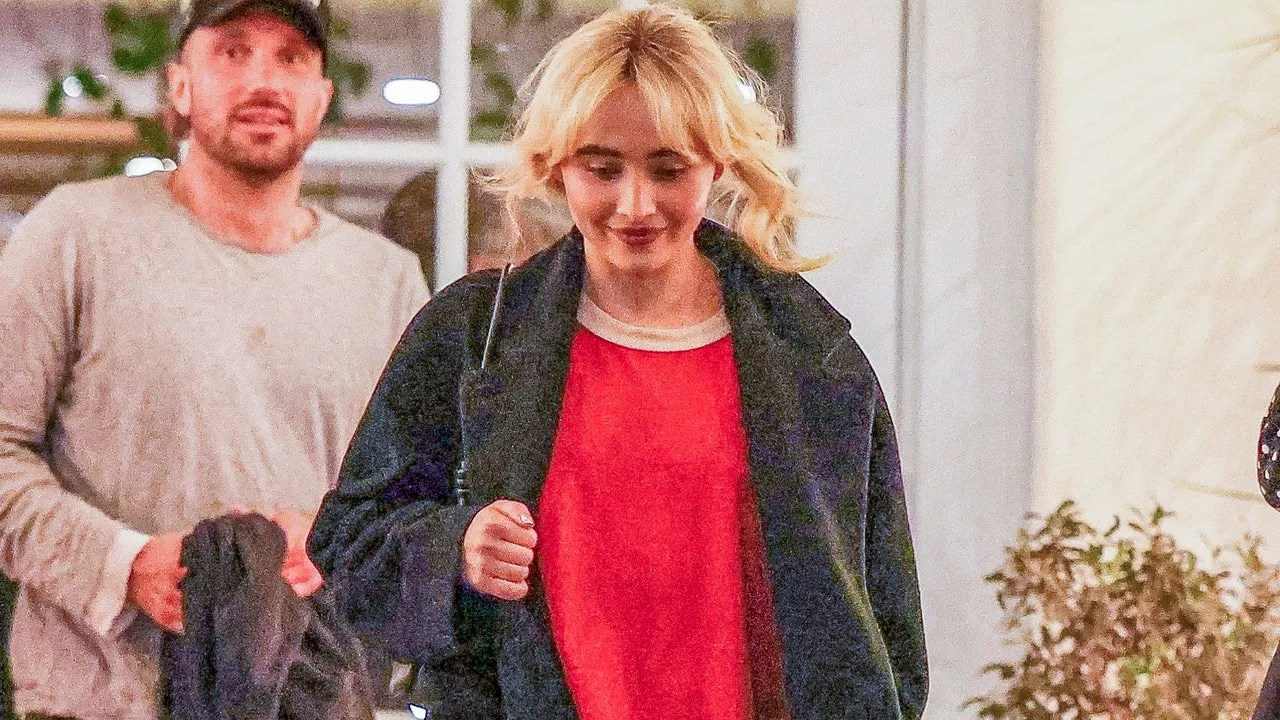 Sabrina Carpenter te dice cómo llevar baggy jeans con tenis de plataforma si eres bajita