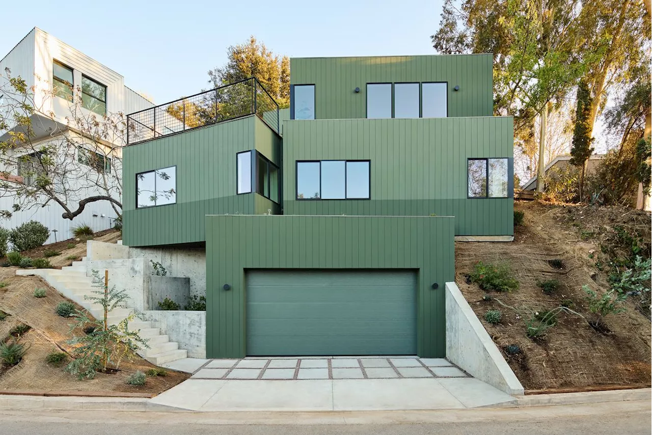 On a sloped Los Angeles site, a cascade of green 'boxes' offers inside outside living