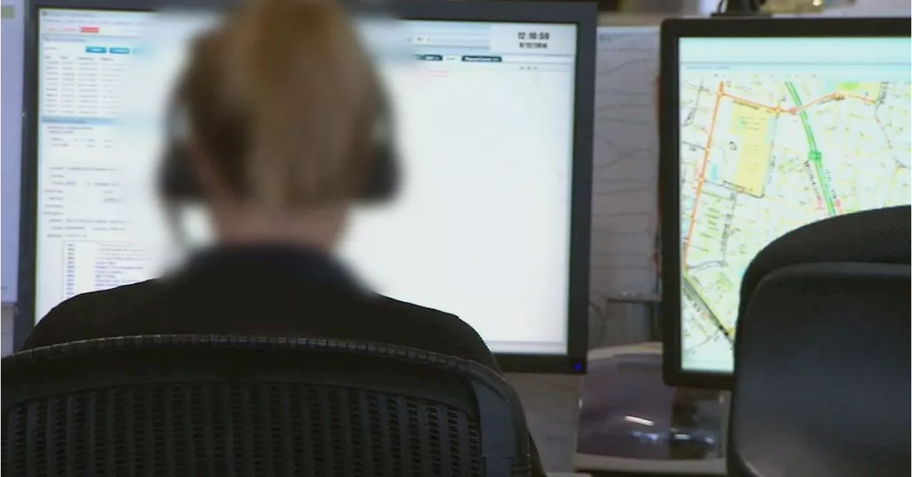 Triple zero dispatchers in Victoria resort to using pen and paper during surprise outage