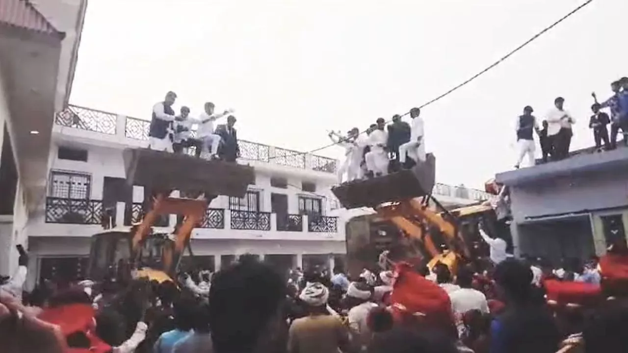 शादी के जश्न में बुलडोजर पर चढ़कर उड़ा दिए 20 लाख! Video को लेकर दूल्हे के घरवालों ने क्या बताया