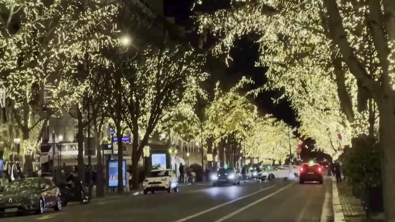 La avenida Montaigne de París luce ya la tradicional decoración navideña