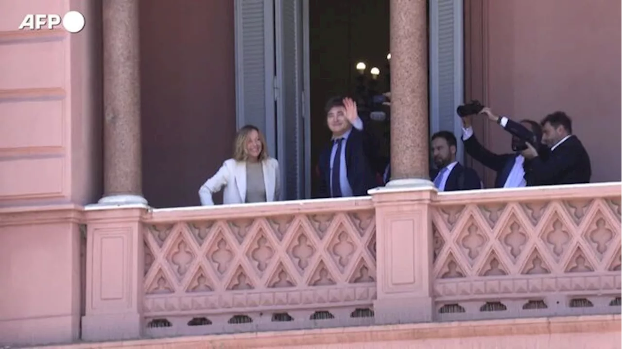 Argentina, Milei e Meloni salutano la folla dal balcone del palazzo presidenziale