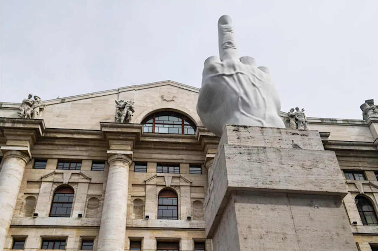 Borsa: Milano debole (-0,3%), scivolano Nexi, Moncler e Tim