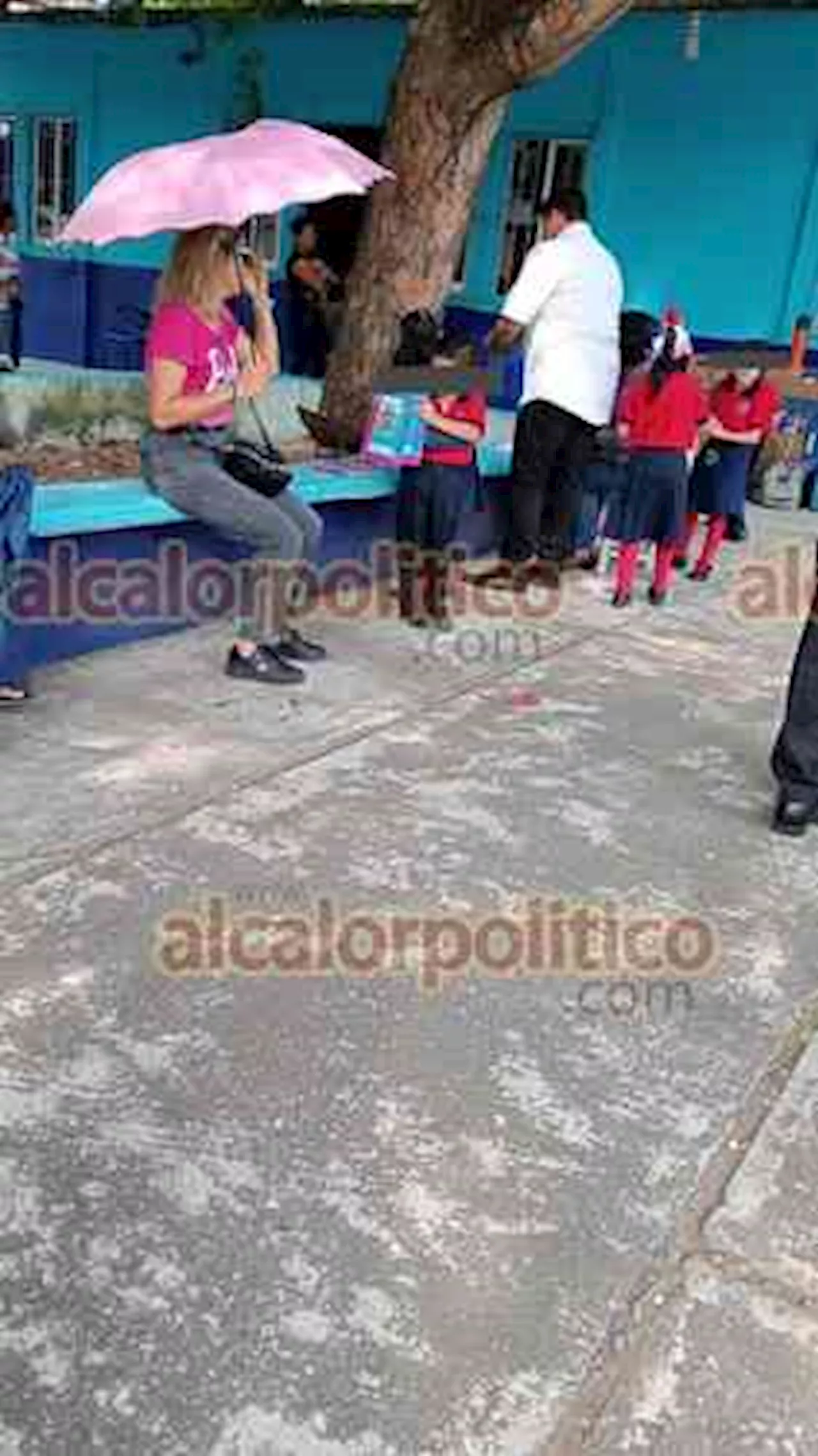 Alumnos de primaria en Coatza toman clases en el patio; llevan una semana sin transformador