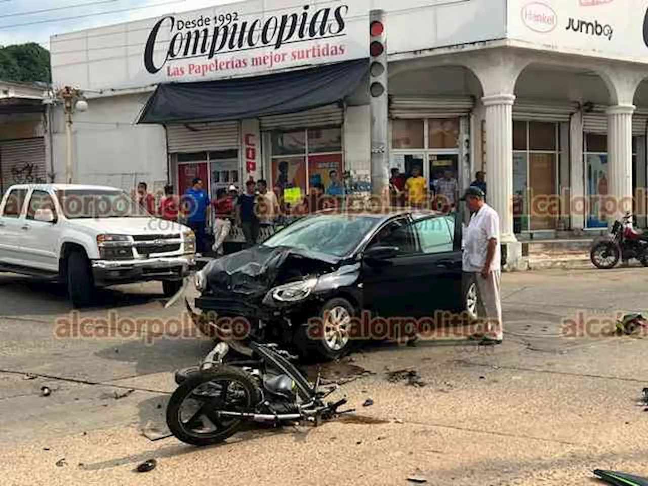 En Acayucan roban con pistola $120 mil a empleado del IMSS; víctima los persigue y atropella