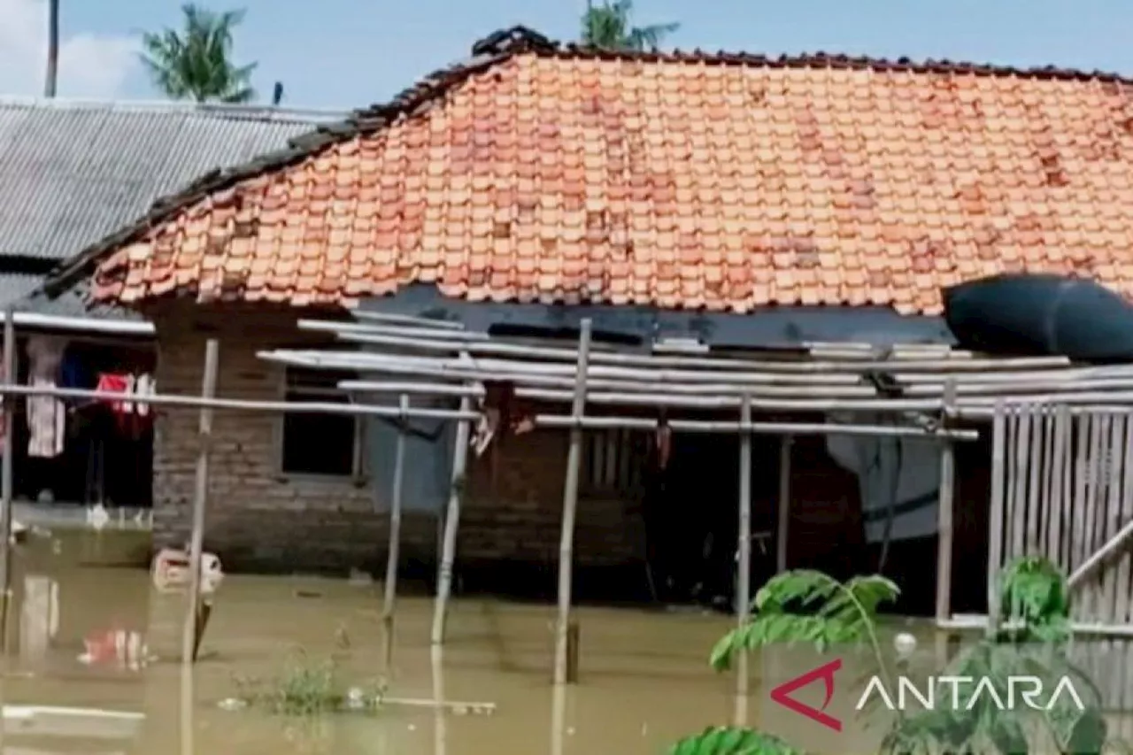 Seratusan keluarga di Karawang mengungsi akibat banjir