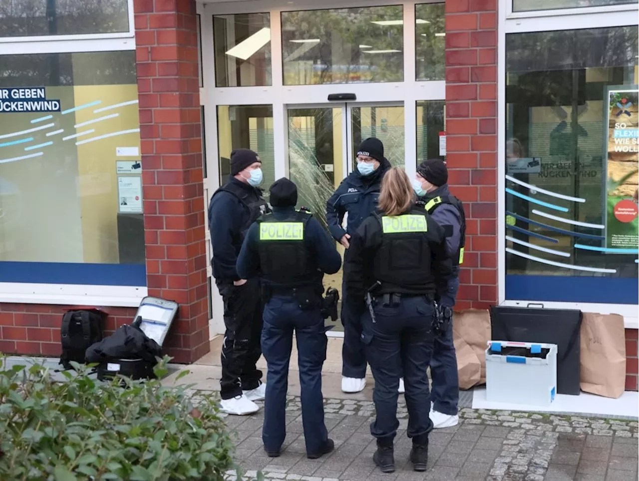 Neu-Hohenschönhausen: Geldautomat gesprengt – Täter auf der Flucht