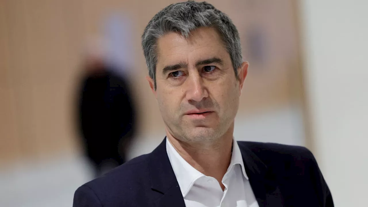 François Ruffin appelle Emmanuel Macron 'à réfléchir sérieusement' à une démission