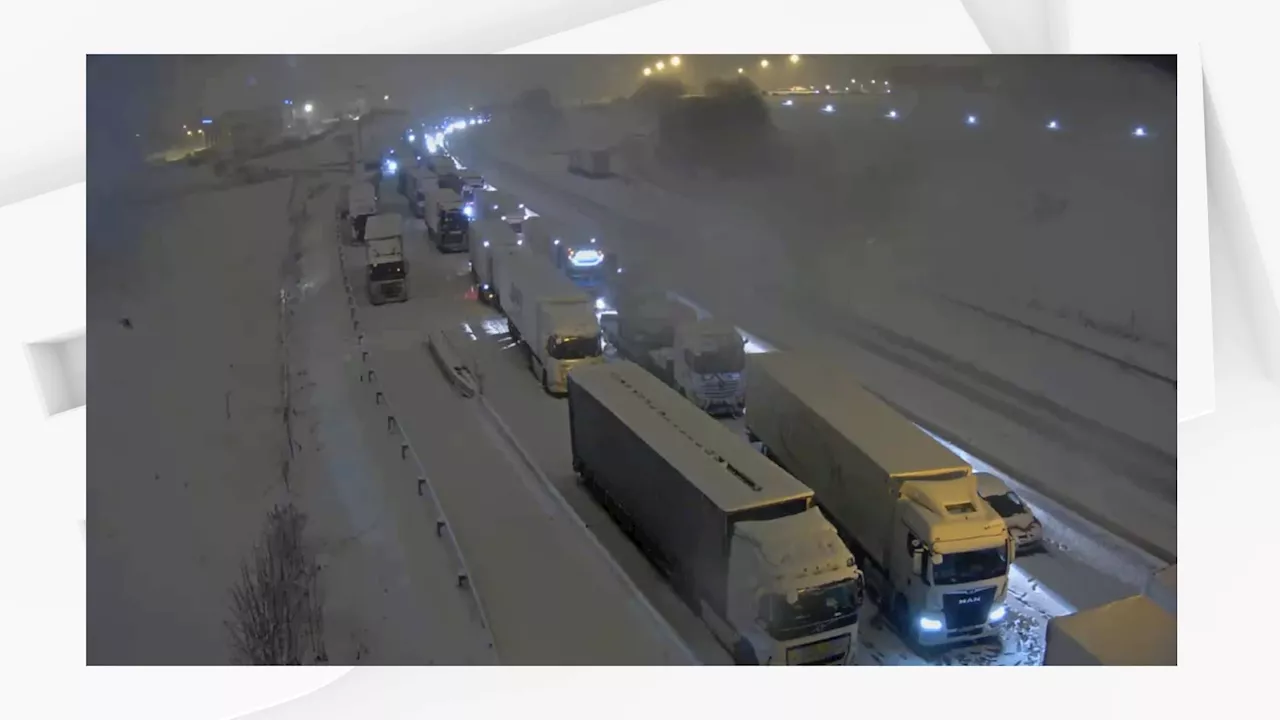 Neige: les images impressionnantes des camions et des automobilistes bloqués sur l'A36