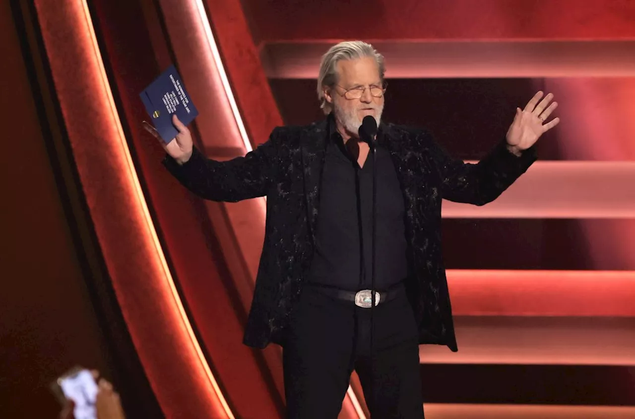 ‘Morgan Waylon’? Jeff Bridges Mispronounces Morgan Wallen’s Name While Revealing Biggest CMA Award of the Night