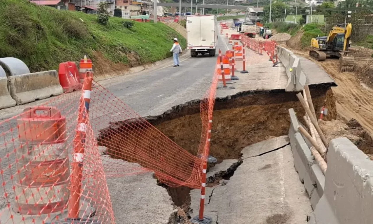 Enorme cráter en la vía Bogotá – Girardot: estaba en reparación