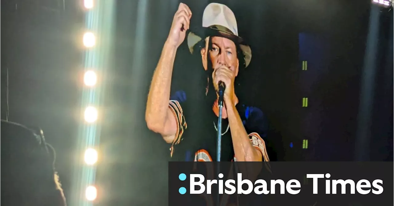 Pearl Jam frontman pauses Sydney show to pay tribute to Laos drink-spiking victims