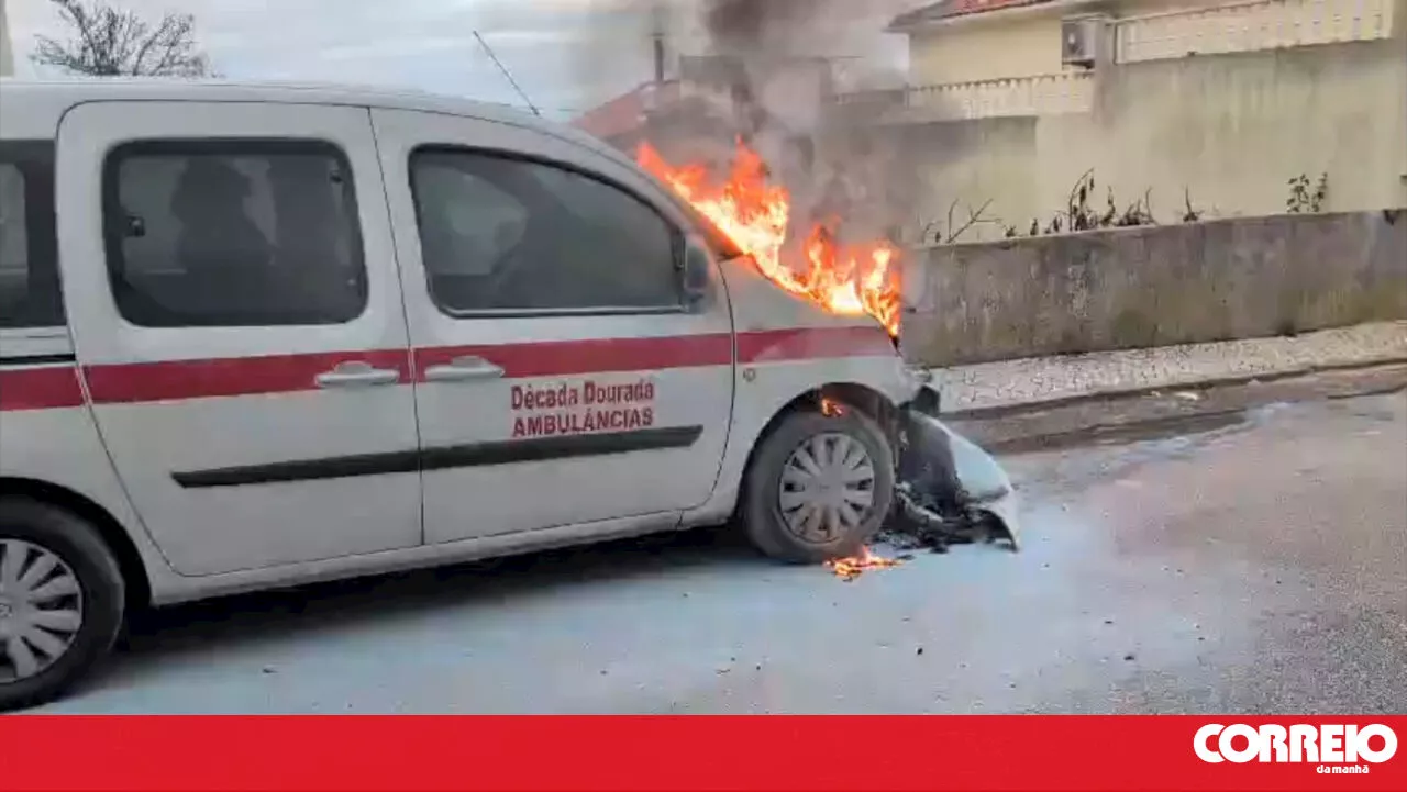 Ambulância de transporte de doentes acamados arde em Loures