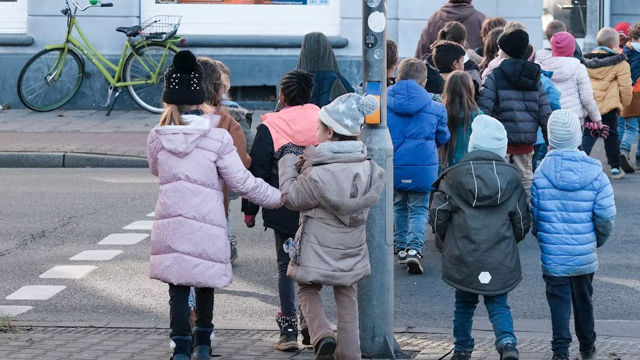 Bei Krankheitswellen in Kitas: In Nordrhein-Westfalen soll notfalls eine ausgebildete Erzieherin für 60 Kinder reichen