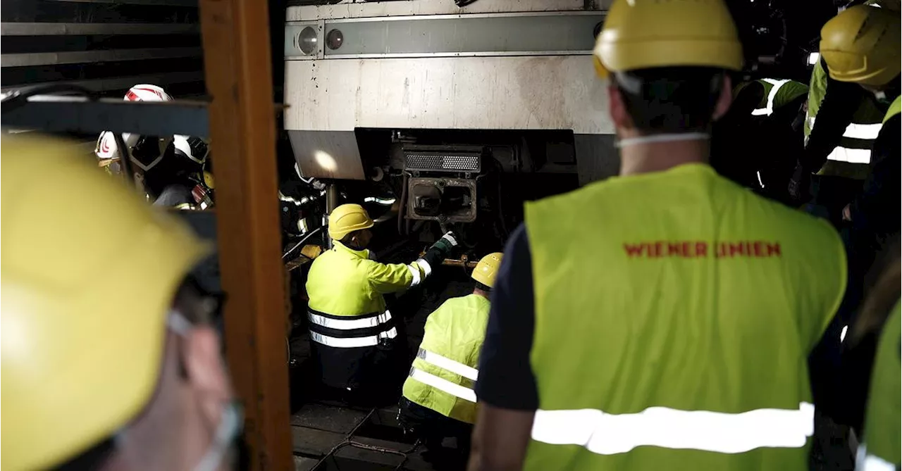 Nach Brand in U1: Fahrzeug abtransportiert, Ursache noch unklar