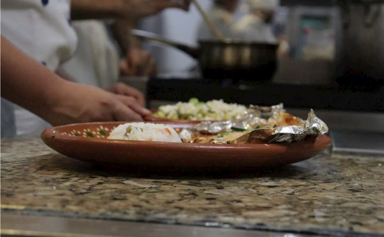 Estudiantes de Gastronomía de la UAS elaboran enorme aguachile para apoyar a músicos y meseros afectados por la violencia