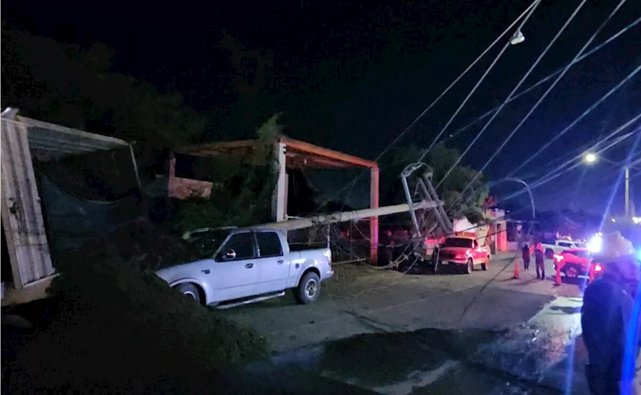 Góndola se queda sin frenos y tumba poste de luz en Culiacán; hay tres vehículos dañados