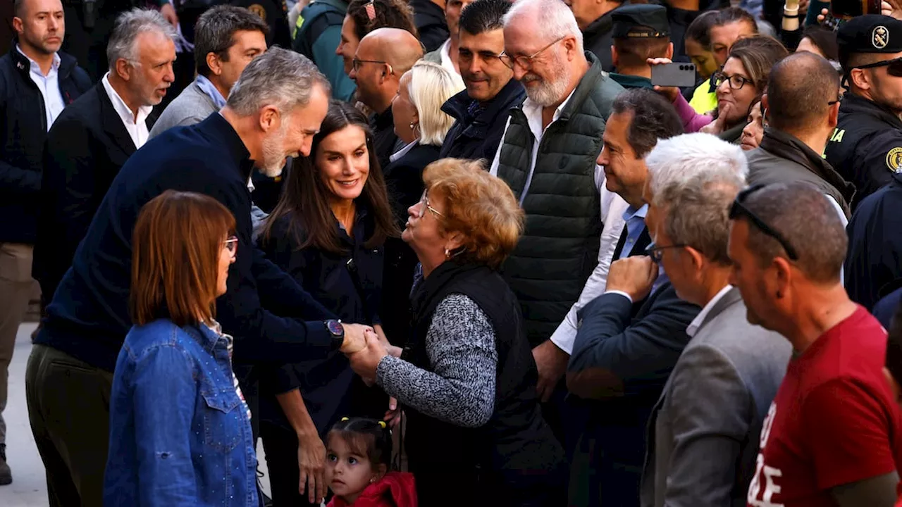 La respuesta de Felipe VI a un vecino de Chiva que le preguntó por Pedro Sánchez: “Está donde tiene que estar”