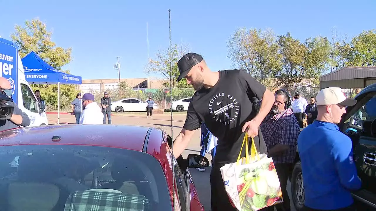 Dallas Mavericks host annual turkey giveaway