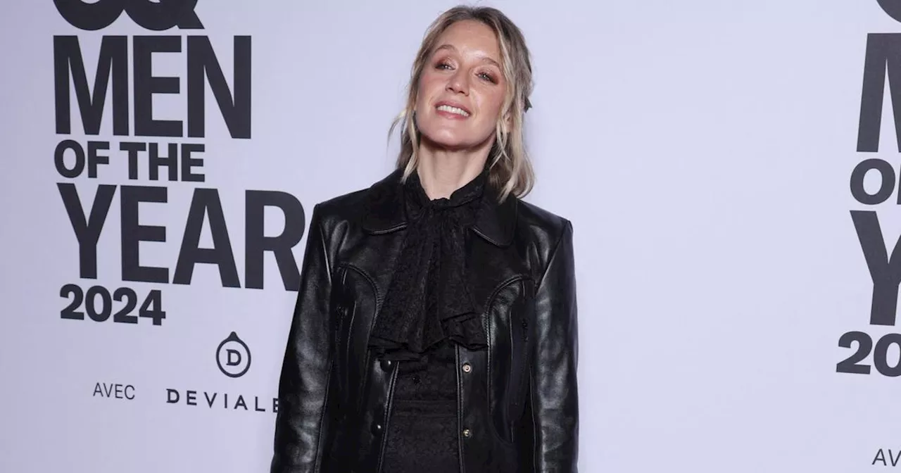 À Paris, Ludivine Sagnier succombe à la tendance maquillage parfaite pour les blondes