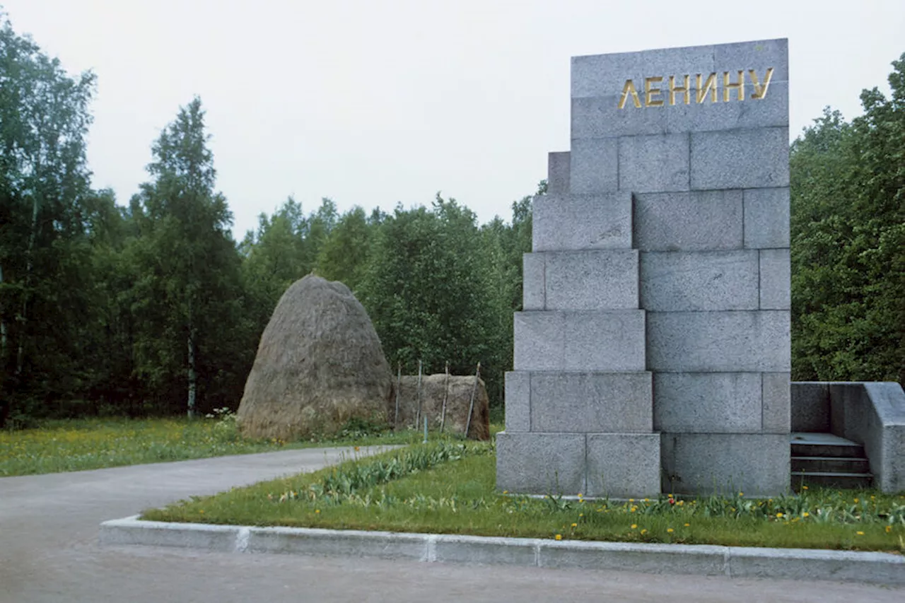 Неизвестные сожгли шалаш Ленина в Сестрорецке