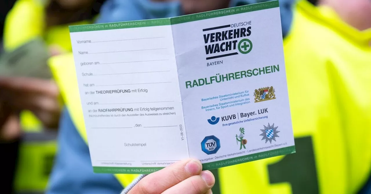 Erste Grundschüler lernen für neuen Radlführerschein