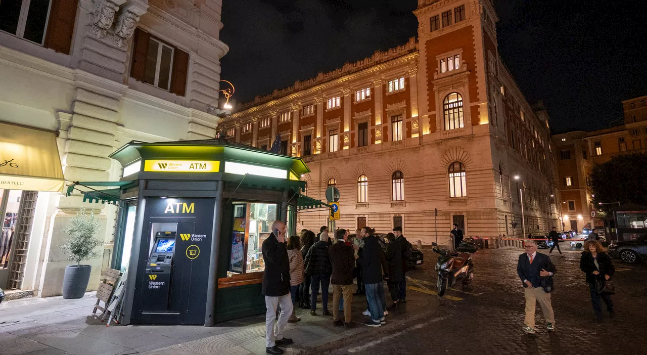 Roma, la notte delle edicole: luci accese e sit-in per chiedere sostegno. «Il Comune ci aiuti a diventare cent