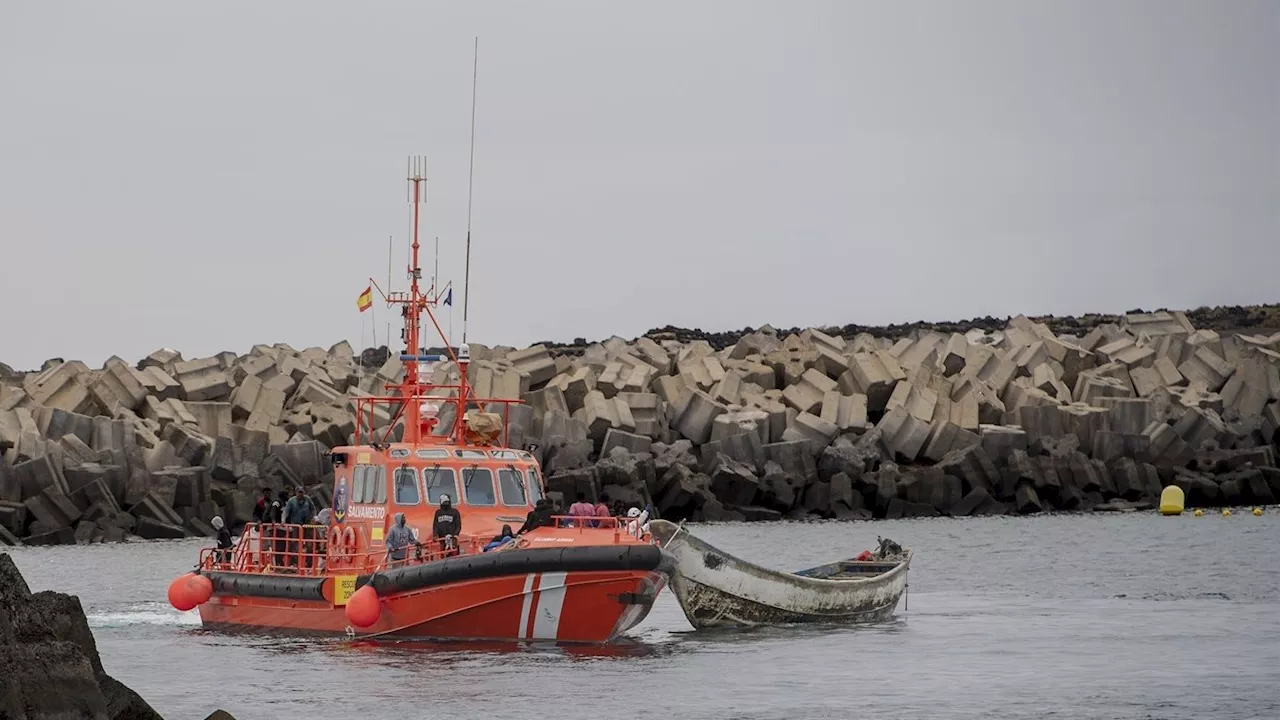 265 personas, entre ellas cinco menores, llegan a El Hierro y Tenerife de madrugada